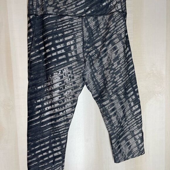 Under Armour black and grey capri length compression leggings, size XL - Picture 11 of 11